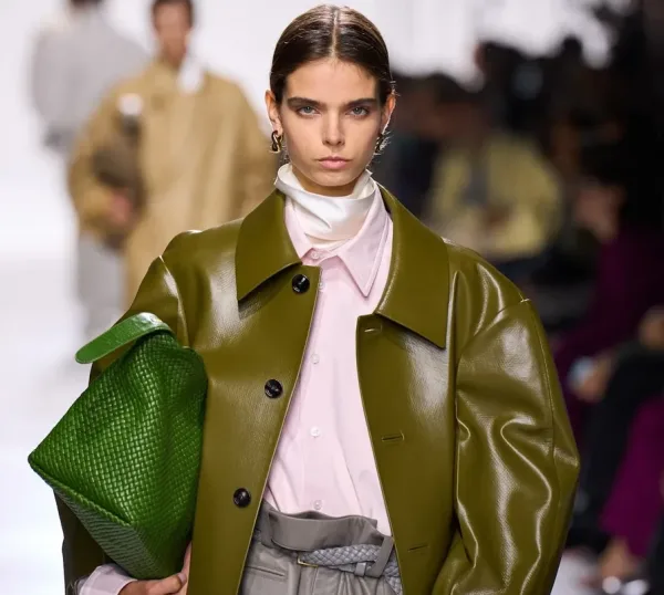 Τo πράσινα δερμάτινo jacket θα φέρει την άνοιξη στην ντουλάπα σου