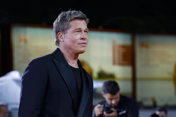 Ο Brad Pitt με κοστούμι σε εκδήλωση, ενόψει των γυρισμάτων της ταινίας «The Riders» στη Νέα Μάκρη.