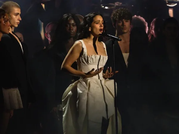 Στιγμιότυπο από την επίσημη σελίδα των Brit Awards για την τελετή απονομής των βραβείων του 2026.