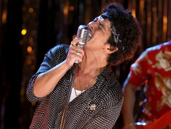 Ο Bruno Mars σε φωτογραφία από το ΑΠΕ-ΜΠΕ για την κορυφή του Billboard 200 με το άλμπουμ The Romantic.