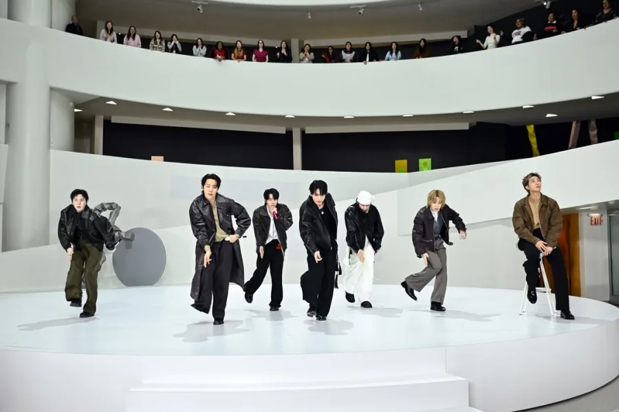 Οι BTS εντυπωσίασαν στο The Tonight Show με χορευτική εμφάνιση, παρουσιάζοντας το τραγούδι τους SWIM.