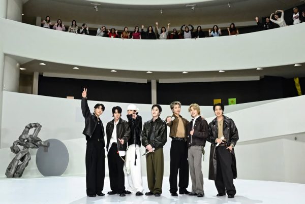 Τα μέλη των BTS ποζάρουν με ενθουσιασμό στο The Tonight Show, εντυπωσιάζοντας με τις εμφανίσεις τους.
