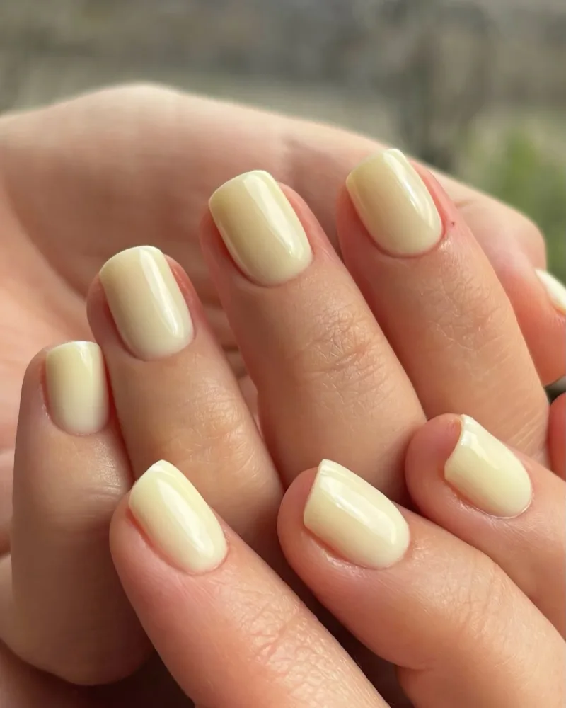 Κομψά πασχαλινά nail arts με απαλό κίτρινο χρώμα για το επόμενο μανικιούρ σου.