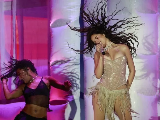 Η τραγουδίστρια Camila Cabello σε επίσημη εμφάνιση.
