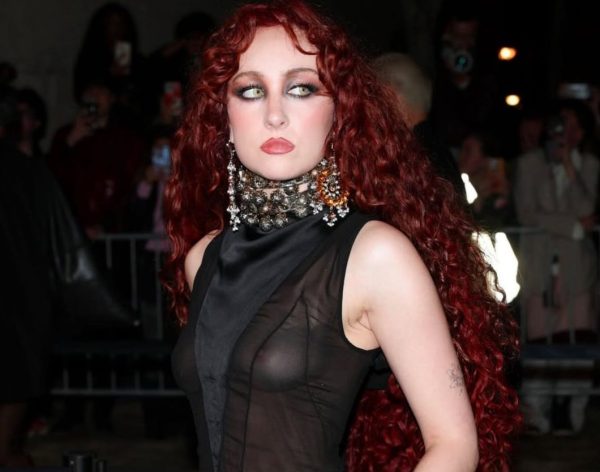 Η Chappell Roan με διάφανο φόρεμα και μαύρο στρινγκ στο fashion show του οίκου McQueen