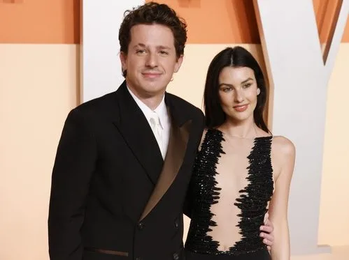 Ο Charlie Puth και η Brooke Sansone ποζάρουν μαζί μετά την είδηση ότι έγιναν γονείς για πρώτη φορά.