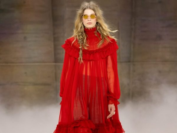 Chloé FW26: Η Chemena Kamali υμνεί την ομορφιά της χειροποίητης μόδας
