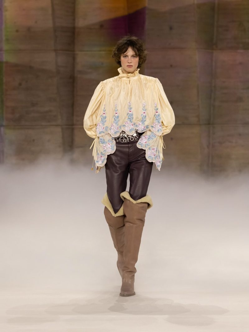 Μοντέλο στην πασαρέλα για τη συλλογή Chloé FW26 της Chemena Kamali στην Εβδομάδα Μόδας Παρισιού.