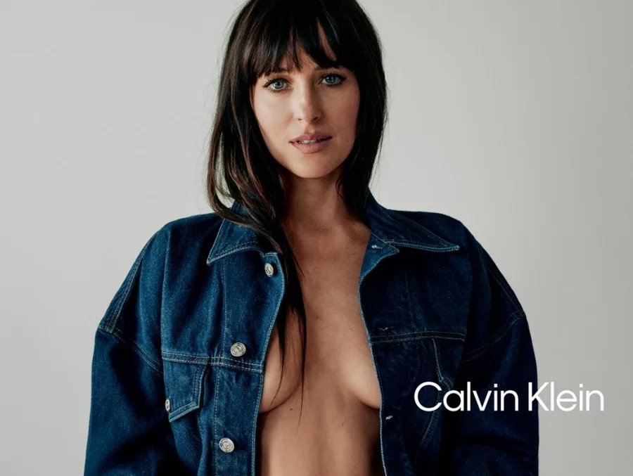 Η Dakota Johnson σε καμπάνια της Calvin Klein.