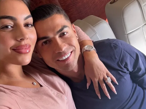 Ο Cristiano Ronaldo και η Georgina Rodriguez ποζάρουν με πολυτελή ρολόγια, διαμάντια και hypercar.