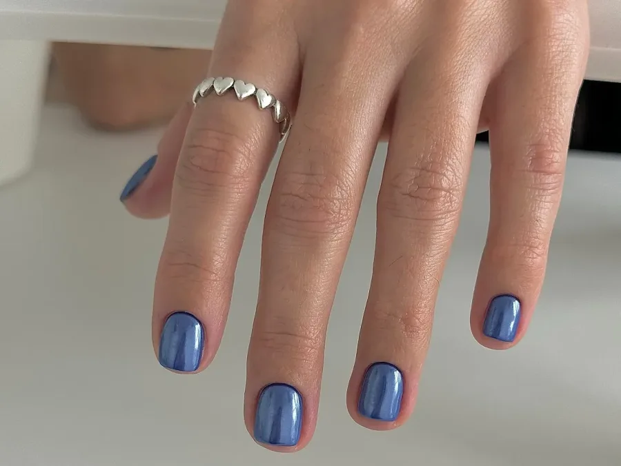 Μανικιούρ σε στυλ denim nails με μπλε αποχρώσεις, η νέα τάση στα νύχια για την άνοιξη από το gelsbyfliss.