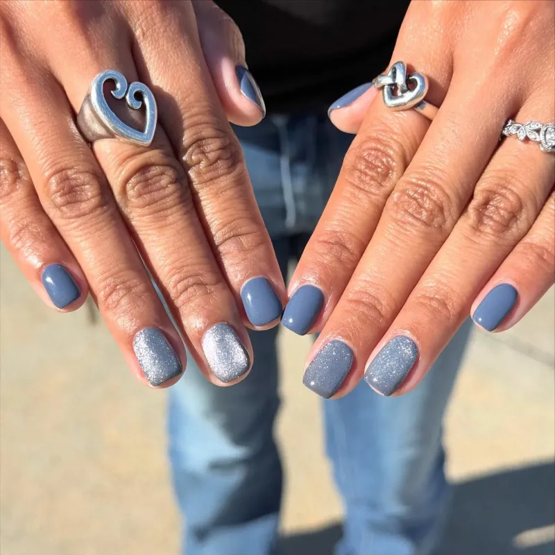 Μανικιούρ σε στυλ denim nails με μπλε αποχρώσεις και λεπτομέρειες, δημιουργία της Nails by Alejandra.