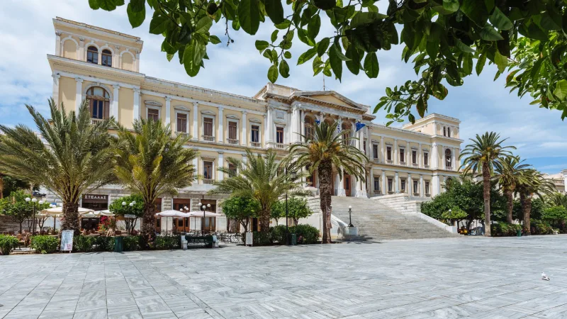 Πανοραμική άποψη της Ερμούπολης στη Σύρο, κορυφαίος νησιωτικός προορισμός για διακοπές το 2026.
