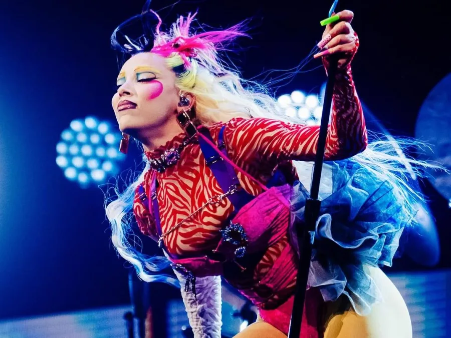 Η Doja Cat με εντυπωσιακή εμφάνιση στη σκηνή, αποστομωτική απάντηση για όπερα και μπαλέτο.