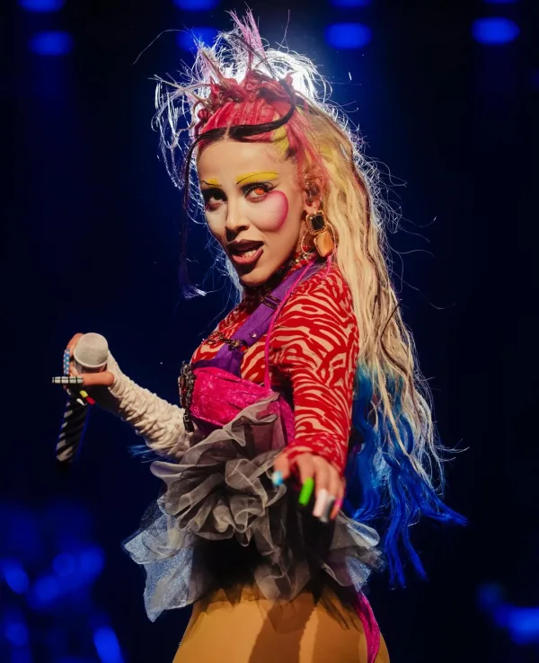 Η Doja Cat με εκκεντρικό μακιγιάζ και πολύχρωμα μαλλιά, σε μια εντυπωσιακή εμφάνιση στη σκηνή, απαντά στον Timothée Chalamet.