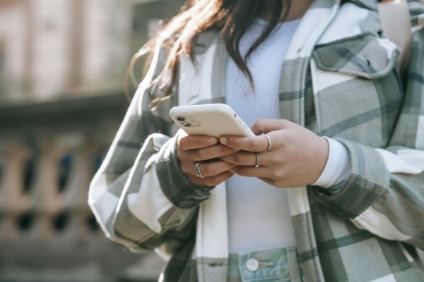 Dry Texting: Το σημάδι στα μηνύματα που φωνάζει ότι… κάτι δεν πάει καλά
