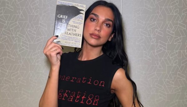 Πρόβα νυφικού για την Dua Lipa; Φόρεσε το εμβληματικό Versace νυφικό της Kate Moss από το 1995