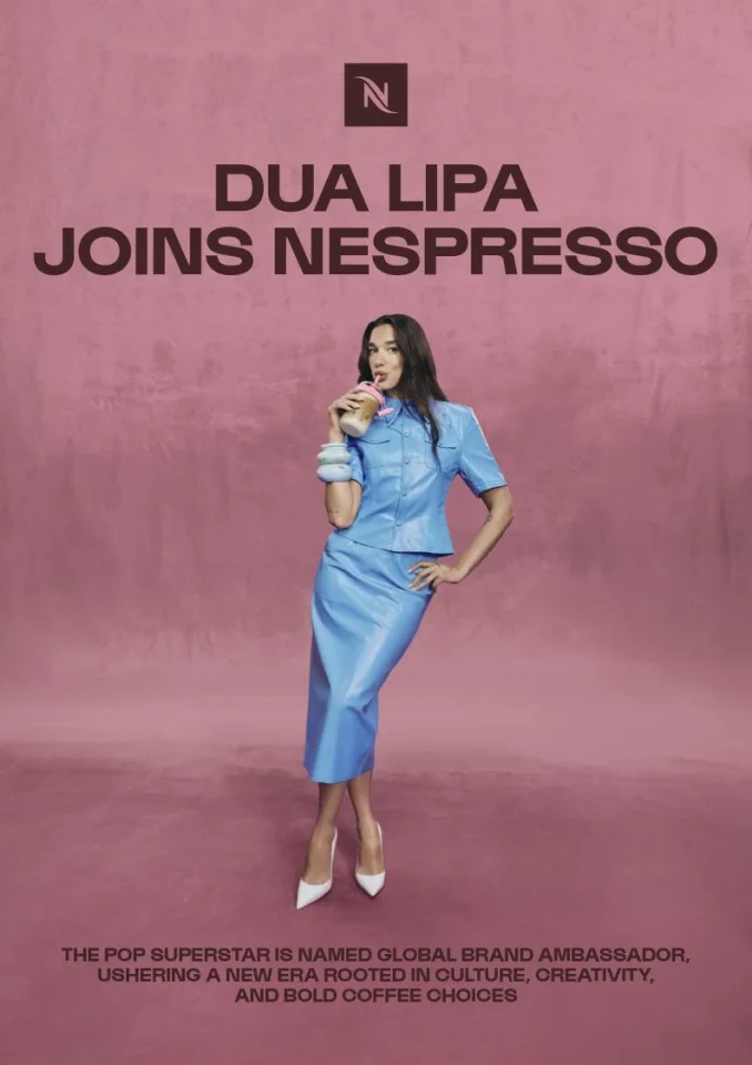 Η Dua Lipa ποζάρει με γαλάζιο δερμάτινο σύνολο για την καμπάνια της Nespresso.