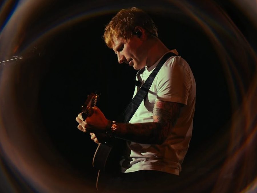 Ο Ed Sheeran τα έκανε…θάλασσα στην κουζίνα – Η ξεκαρδιστική στιγμή με την Courteney Cox