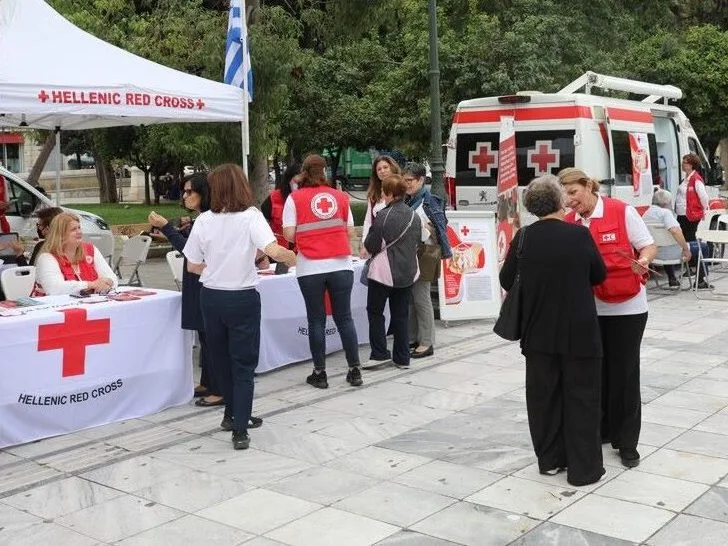 Εθελοντές του Ελληνικού Ερυθρού Σταυρού σε δράση ενημέρωσης στην Πλατεία Συντάγματος.