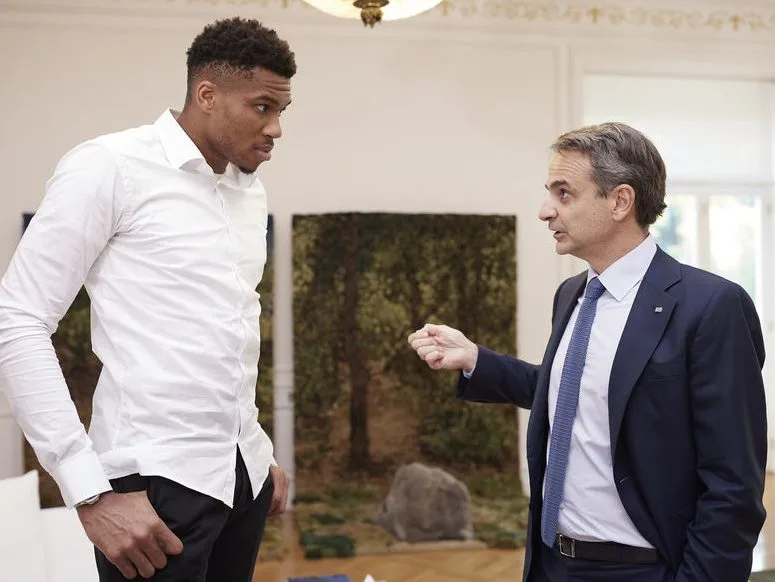 Ο Κυριάκος Μητσοτάκης και ο Γιάννης Αντετοκούνμπο σε συνάντηση για το Ευρωπαϊκό Τάγμα Αξίας.