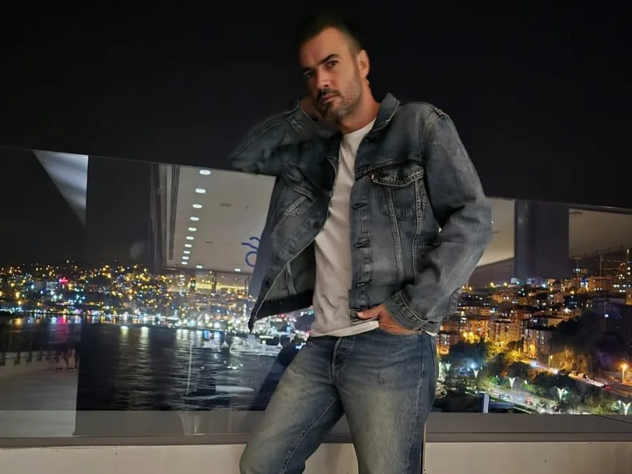 Ο Γιάννης Τσιμιτσέλης στα γυρίσματα της εκπομπής The Quiz with Balls στον ΣΚΑΪ.