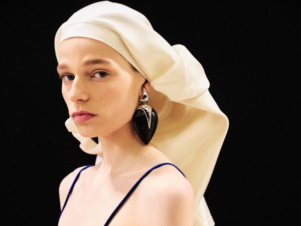 Givenchy FW 2026: Η Sarah Burton παντρεύει την ιστορία της τέχνης με τη σύγχρονη couture