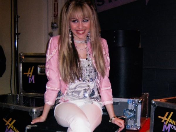 Η Miley Cyrus αναβιώνει την εισαγωγή της Hannah Montana και γίνεται viral