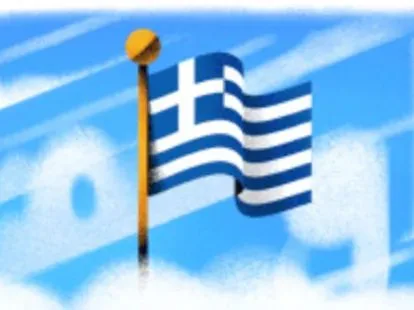 Η ελληνική σημαία σε ιστό με γαλάζιο ουρανό και σύννεφα.