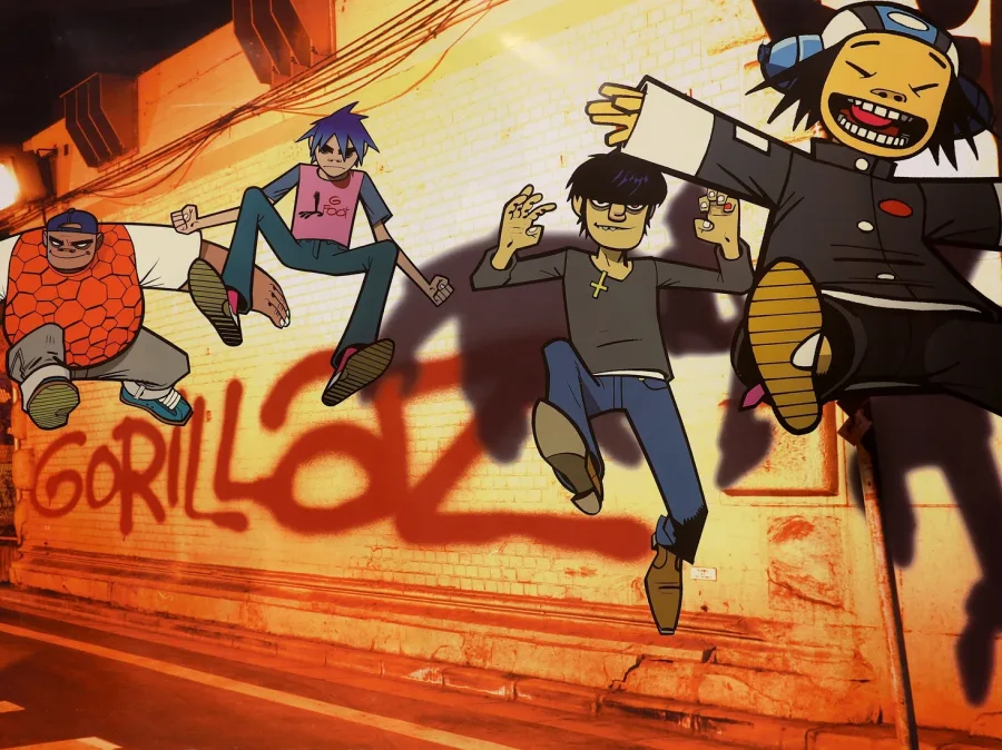 Τα μέλη των Gorillaz σε εικονογραφημένη σκηνή με γκράφιτι.