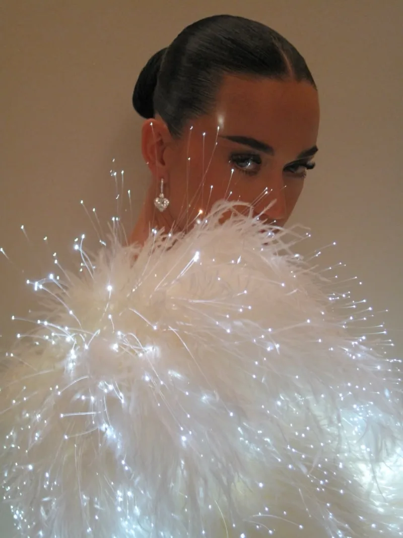 Η Katy Perry σε σκηνή από το video του τραγουδιού Watch It Burn όπου εμφανίζεται τυλιγμένη στις φλόγες.