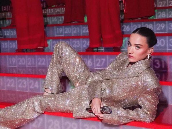 Η Katy Perry «τυλίγεται» στις φλόγες σε video που προκαλεί ανησυχία