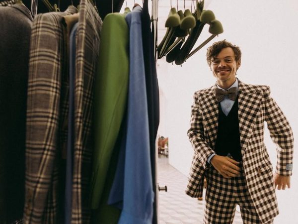 Ο Harry Styles λανσάρει ανδρική σειρά μόδας και γίνεται viral (video)