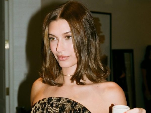 Hailey Bieber: Το ‘90s φόρεμα της Kelly Klein που έγινε το talk of the town