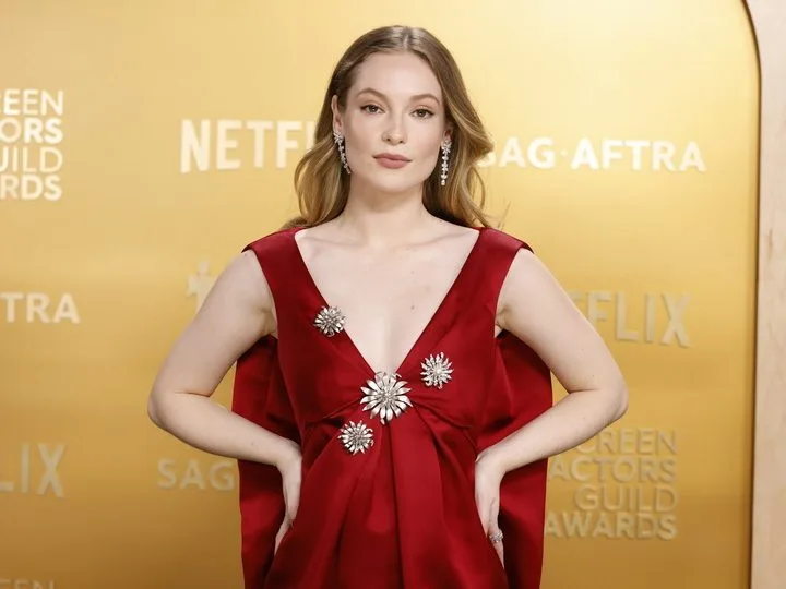 Η Francesca Bridgerton από τη σειρά του Netflix, Bridgerton, σε σκηνή από την ιστορία αγάπης της.