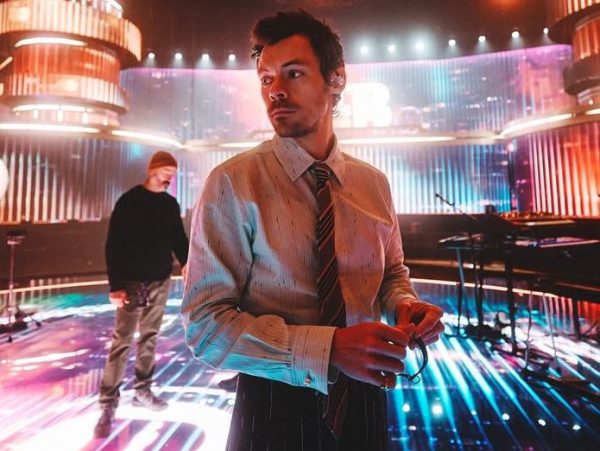 Harry Styles: Επιλέγει ξανά και ξανά κομμάτια από τη γυναικεία συλλογή του οίκου Chanel