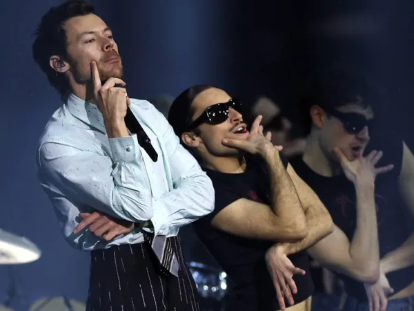 Ο Harry Styles στη σκηνή του Saturday Night Live για την παρουσίαση του νέου του άλμπουμ.