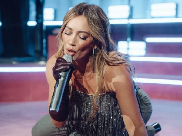 Η Hilary Duff σε φωτογραφία από τον προσωπικό της λογαριασμό στο Instagram για το νέο της άλμπουμ.