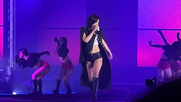 Η Jennie των Blackpink στη σκηνή στο Χονγκ Κονγκ.