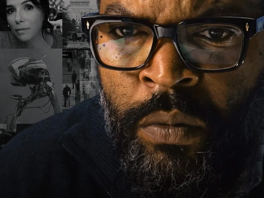 Κοντινό πλάνο του Ice Cube με γυαλιά οράσεως και γκρίζα γενειάδα.