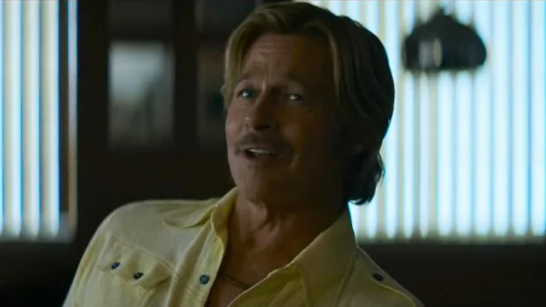 Ο Brad Pitt ως Cliff Booth με κίτρινο πουκάμισο.