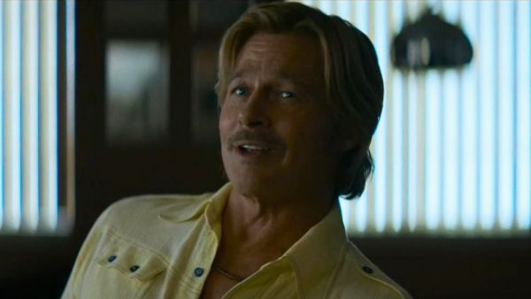 Ο Brad Pitt ως Cliff Booth με κίτρινο πουκάμισο.