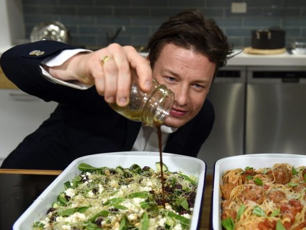 Ο Jamie Oliver πρωταγωνιστεί σε videoclip τραγουδιού… που τον «κράζει»