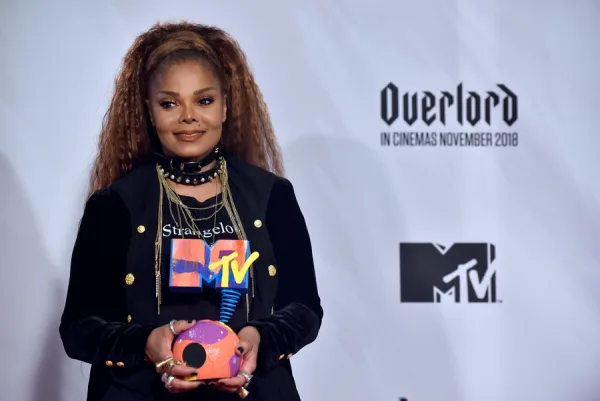 Η Janet Jackson σε φωτογραφία από το ΑΠΕ-ΜΠΕ για τη συμφωνία του μουσικού της καταλόγου.
