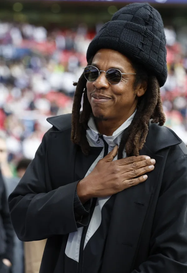 Ο Αμερικανός ράπερ Jay-Z σε επίσημη εμφάνιση, με αφορμή την αλλαγή στο καλλιτεχνικό του όνομα.