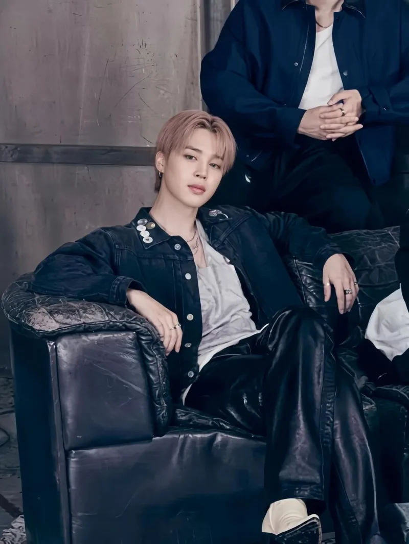 Ο Jimin των BTS κάθεται σε έναν δερμάτινο καναπέ, αποκαλύπτοντας το άγχος του για την επερχόμενη επιστροφή του συγκροτήματος.