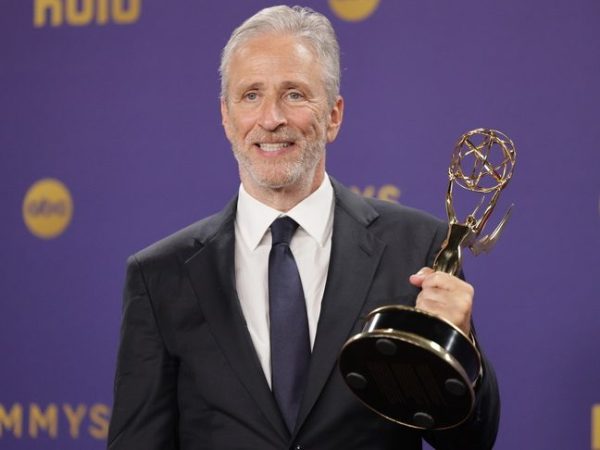 Jon Stewart: «Η όπερα και το μπαλέτο νίκησαν τον Timothée Chalamet»