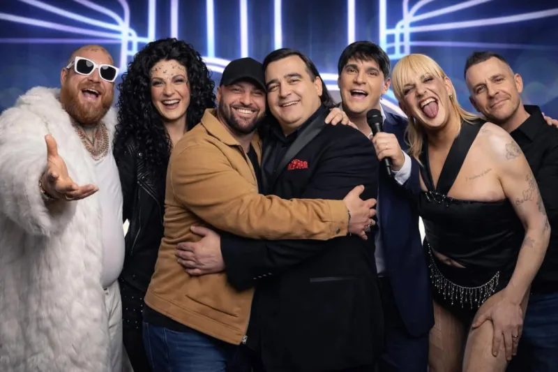 Η ομάδα του YFSF στη Βουλγαρία γιορτάζει την εμφάνιση που «ζωντάνεψε» τον Βασίλη Καρρά στη σκηνή.
