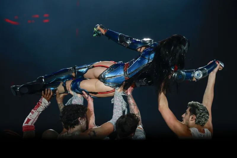 Η τραγουδίστρια Katy Perry σε δημόσια εμφάνιση, η οποία έχασε τη δικαστική μάχη από τη σχεδιάστρια Katie Perry.
