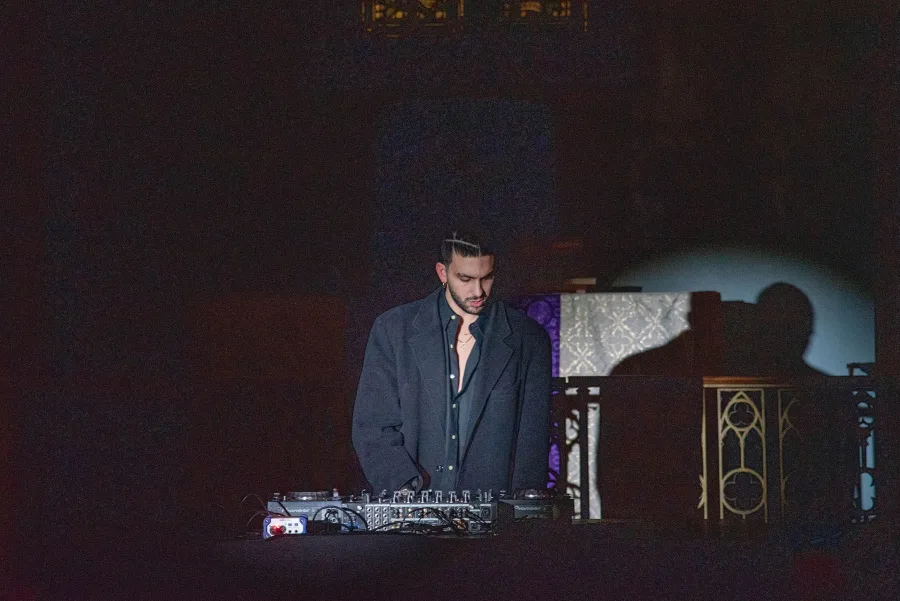 Ο Kira may cry σε DJ set στην Αγγλικανική Εκκλησία Αγίου Παύλου.